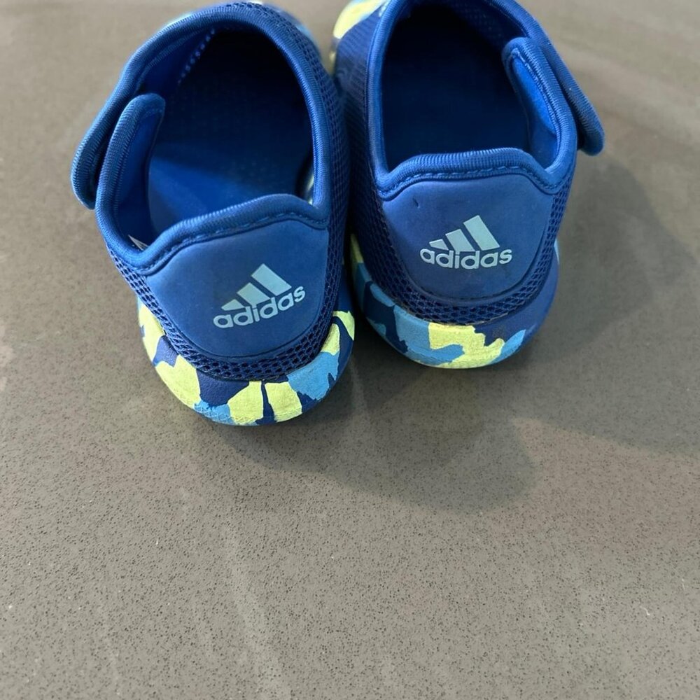 Size 9 toddler water shoes adidas very good condition